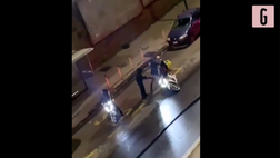 VIDEO Napoli, rider aggredito e derubato per strada: le immagini shock fanno il giro del web