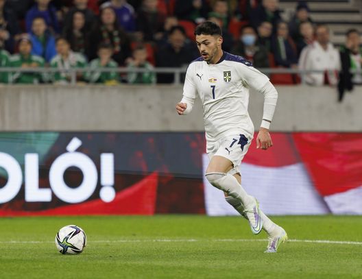 BUDAPEST, HUNGARY - MARCH 24: Nemanja Radonjic of Serbia runs with the ball during the international friendly match between Hungary and Serbia at Puskas Arena on March 24, 2022 in Budapest, Hungary. (Photo by Laszlo Szirtesi/Getty Images) Super vetrina per i serbi: alle 20 c’è il Brasile. Rodriguez sfida il Camerun- immagine 3