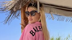 Wanda Nara passeggia in spiaggia con Lato B da bollino rosso (video)