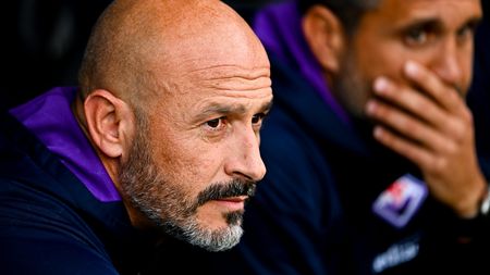 GENOA, ITALY - NOVEMBER 06: Vincenzo Italiano head coach of Fiorentina (L) looks on prior to kick-off in the Serie A match between UC Sampdoria and ACF Fiorentina at Stadio Luigi Ferraris on November 6, 2022 in Genoa, Italy. (Photo by Simone Arveda/Getty Images)
