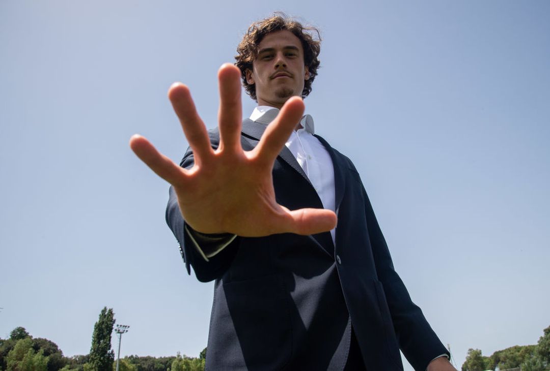 Ecco Svilar: gli scatti tra arrivo, firma e nuova maglia a Trigoria – FOTO GALLERY - immagine 4