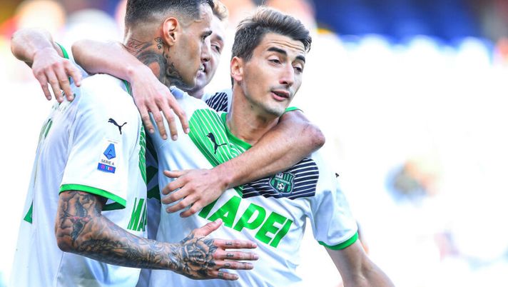 GENOA, ITALY - OCTOBER 17: Gianluca Scamacca of Sassuolo (L) celebrates with his team-mates Davide Frattesi and Filip Djuricic after scoring his second goal during the Serie A match between Genoa Cfc and Us Sassuolo at Stadio Luigi Ferraris on October 17, 2021 in Genoa, Italy. (Photo by Getty Images)  Scamacca: “Avevo bisogno di fare una partita così! Ho ancora tanto lavoro da fare” - immagine 1