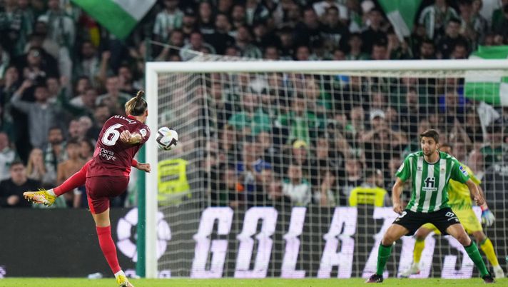 SEVILLE, SPAIN - NOVEMBER 06: Nemanja Gudelj of Sevilla FC scores their team's first goal during the LaLiga Santander match between Real Betis and Sevilla FC at Estadio Benito Villamarin on November 06, 2022 in Seville, Spain. (Photo by Angel Martinez/Getty Images) La Serbia diffonde un video: Gudelj segna in Nazionale come nel derby di Siviglia… - immagine 1