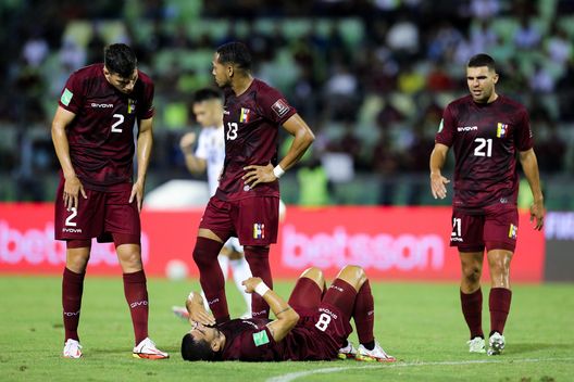 CARACAS, VENEZUELA - SEPTEMBER 02: Tomás Rincón of Venezuela lies injured on the grass during a match between Venezuela and Argentina as part of South American Qualifiers for Qatar 2022 at Estadio Olimpico on September 02, 2021 in Caracas, Venezuela. (Photo by Edilzon Gamez/Getty Images) CARACAS, VENEZUELA - SEPTEMBER 02: Tomás Rincón of Venezuela lies injured on the grass during a match between Venezuela and Argentina as part of South American Qualifiers for Qatar 2022 at Estadio Olimpico on September 02, 2021 in Caracas, Venezuela. (Photo by Edilzon Gamez/Getty Images)