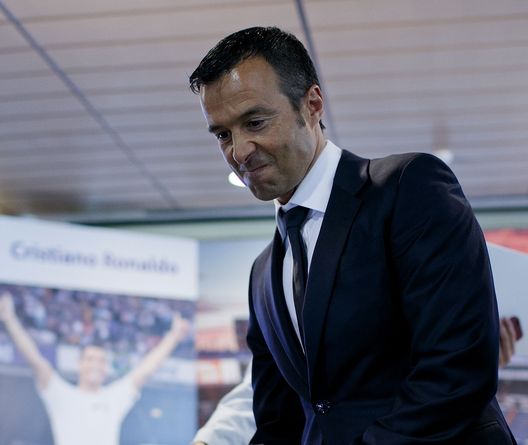 MADRID, SPAIN - SEPTEMBER 15: Crsitiano Ronaldo«s agent Jorge Mendes takes seat prior to start the press conference after his signing contract renewal For Real Madrid at Estadio Santiago Bernabeu on September 15, 2013 in Madrid, Spain. (Photo by Gonzalo Arroyo Moreno/Getty Images) Mendes nei guai: il procuratore indagato per irregolarità- immagine 2