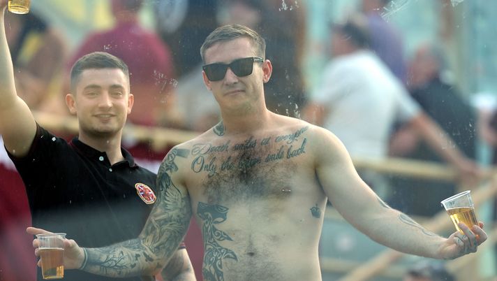 Invasione scozzese: niente danni, ma che disagi: “pipì sulla statua di Dante” - immagine 1