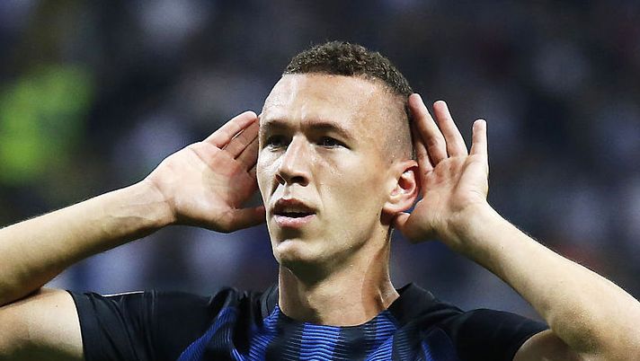 Inter Milan's forward Ivan Perisic from Croatia celebrates after scoring during the Italian Serie A football match Inter Milan vs Juventus on September 18, 2016 at the 'San Siro Stadium' in Milan. / AFP / MARCO BERTORELLO (Photo credit should read MARCO BERTORELLO/AFP/Getty Images) Inter, Pioli rivela: “Problema all’adduttore per Perisic, è a rischio” - immagine 1