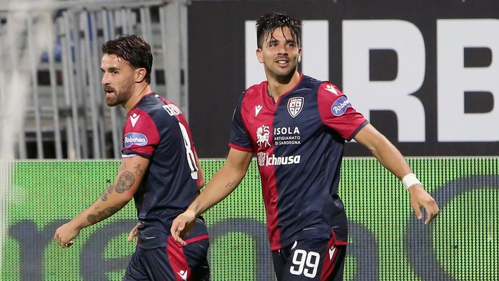 CAGLIARI, ITALY - SEPTEMBER 20:  Giovanni Simeone of Cagliari celebrates after scoring goal 1-0 during the Serie A match between Cagliari Calcio and Genoa CFC at Sardegna Arena on September 20, 2019 in Cagliari, Italy.  (Photo by Enrico Locci/Getty Images) 