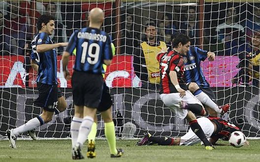 Pato sblocca il risultato in Milan-Inter 3-0 del 2011 Pato sblocca il risultato in Milan-Inter 3-0 del 2011