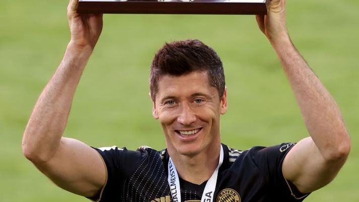 MUNICH, GERMANY - MAY 22: Robert Lewandowski of FC Bayern Muenchen raises the top goalscorer of the season award following the Bundesliga match between FC Bayern Muenchen and FC Augsburg at Allianz Arena on May 22, 2021 in Munich, Germany. After the Bavarian cabinet decided on first relaxations for outdoor events, the current Corona situation allows FC Bayern to have its last match of the season in front of 250 spectators in the Allianz Arena. Of these, 100 tickets are given to people from the health sector selected by the Ministry of Health. (Photo by Alexander Hassenstein/Getty Images) MUNICH, GERMANY - MAY 22: Robert Lewandowski of FC Bayern Muenchen raises the top goalscorer of the season award following the Bundesliga match between FC Bayern Muenchen and FC Augsburg at Allianz Arena on May 22, 2021 in Munich, Germany. After the Bavarian cabinet decided on first relaxations for outdoor events, the current Corona situation allows FC Bayern to have its last match of the season in front of 250 spectators in the Allianz Arena. Of these, 100 tickets are given to people from the health sector selected by the Ministry of Health. (Photo by Alexander Hassenstein/Getty Images)