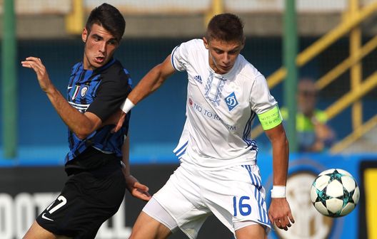 SESTO SAN GIOVANNI, ITALY - SEPTEMBER 27: Matteo Rover (L) of FC Internazionale competes for the ball with Vitaliy Mykolenko (R) of Dynamo Kiev during the UEFA Youth League Domestic Champions Path match between FC Internazionale and Dynamo Kiev at Stadio Breda on September 27, 2017 in Sesto San Giovanni, Italy. (Photo by Marco Luzzani - Inter/Inter via Getty Images) SESTO SAN GIOVANNI, ITALY - SEPTEMBER 27: Matteo Rover (L) of FC Internazionale competes for the ball with Vitaliy Mykolenko (R) of Dynamo Kiev during the UEFA Youth League Domestic Champions Path match between FC Internazionale and Dynamo Kiev at Stadio Breda on September 27, 2017 in Sesto San Giovanni, Italy. (Photo by Marco Luzzani - Inter/Inter via Getty Images)