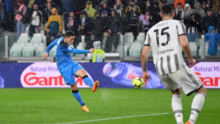 TURIN, ITALY - APRIL 23: Giacomo Raspadori of SSC Napoli scores the team's first goal during the Serie A match between Juventus and SSC Napoli at Allianz Stadium on April 23, 2023 in Turin, Italy. (Photo by Valerio Pennicino/Getty Images) raspadori juventus