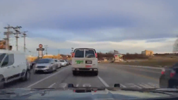VIDEO / Auto della polizia si ribalta all’inseguimento di un furgone