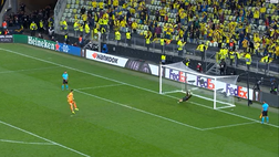 VIDEO Villarreal-Manchester United, Rulli da urlo! Il portiere argentino segna il rigore decisivo