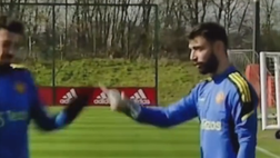 Bruno Fernandes ne ha per tutti: scherzi ai compagni con l’acqua (VIDEO)