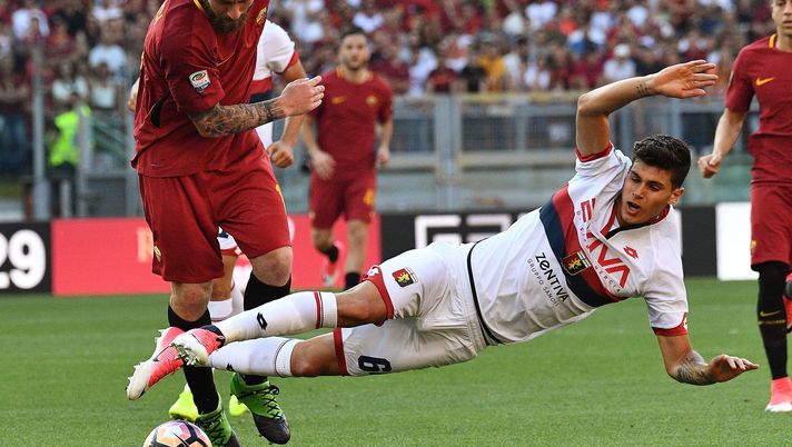 AS Roma's midfielder Daniele De Rossi (L) vies with Genoa's defender Pietro Pellegri during the Italian Serie A football match AS Roma vs Genoa on May 28, 2017 at the Olympic Stadium in Rome. / AFP PHOTO / Vincenzo PINTO        (Photo credit should read VINCENZO PINTO/AFP/Getty Images) 