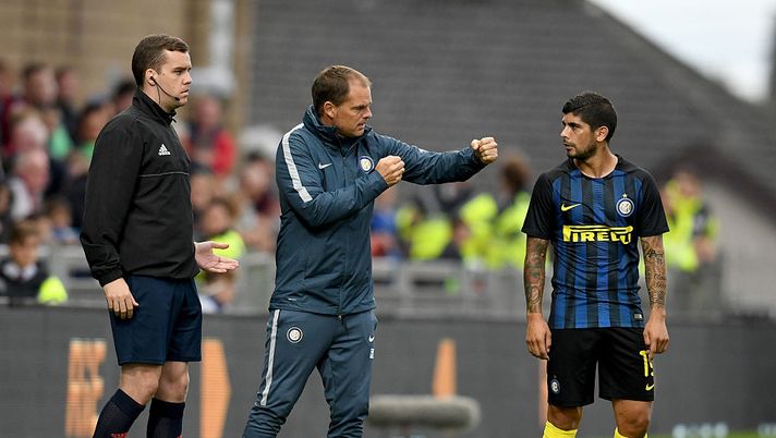 LIMERICK, IRELAND - AUGUST 13: Head coach FC Internazionale Frank de Boer and Ever Banega (R) chat during the International Champions Cup match between FC Internazionale Milano and Glasgow Celtic at Thomond Park on August 13, 2016 in Limerick, Ireland. (Photo by Claudio Villa - Inter/Inter via Getty Images) LIMERICK, IRELAND - AUGUST 13: Head coach FC Internazionale Frank de Boer and Ever Banega (R) chat during the International Champions Cup match between FC Internazionale Milano and Glasgow Celtic at Thomond Park on August 13, 2016 in Limerick, Ireland. (Photo by Claudio Villa - Inter/Inter via Getty Images)