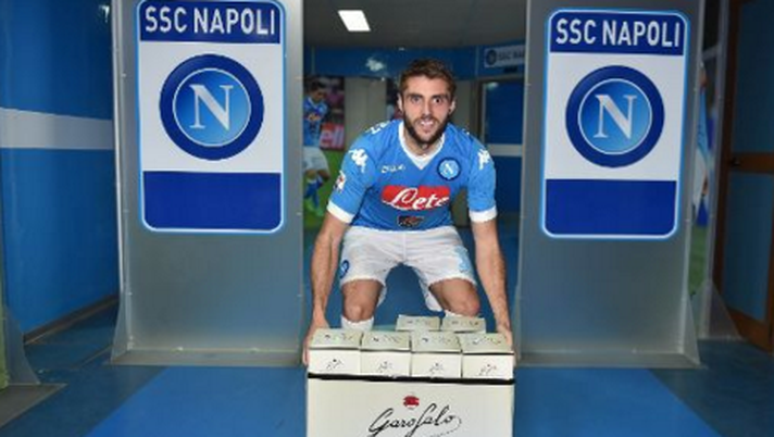 Foto, David Lopez dona pacchi di pasta al Palermo al termine del match del San Paolo  Foto, David Lopez dona pacchi di pasta al Palermo al termine del match del San Paolo