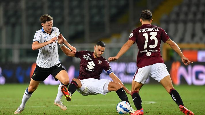 TURIN, ITALY - AUGUST 21:  Rolando Mandragora (C) of Torino FC is tackled by Sam Lammers of Atalanta BC during the Serie A match between Torino FC and Atalanta BC at Stadio Olimpico di Torino on August 21, 2021 in Turin, Italy.  (Photo by Valerio Pennicino/Getty Images) 