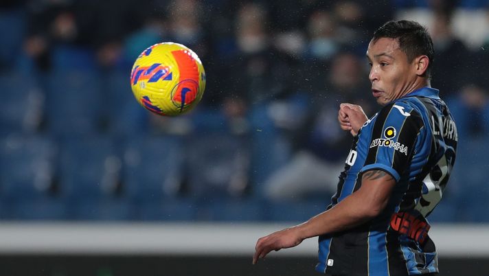 BERGAMO, ITALY - NOVEMBER 30: Luis Muriel of Atalanta BC jumps for the ball during the Serie A match between Atalanta BC and Venezia FC at Gewiss Stadium on November 30, 2021 in Bergamo, Italy. (Photo by Emilio Andreoli/Getty Images) Luis Muriel