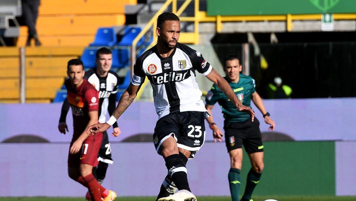 PARMA, ITALY - MARCH 14: Hernani of Parma Calcio 1913 scores their side's second goal from the penalty spot during the Serie A match between Parma Calcio and AS Roma at Stadio Ennio Tardini on March 14, 2021 in Parma, Italy. Sporting stadiums around Italy remain under strict restrictions due to the Coronavirus Pandemic as Government social distancing laws prohibit fans inside venues resulting in games being played behind closed doors. (Photo by Alessandro Sabattini/Getty Images) PARMA, ITALY - MARCH 14: Hernani of Parma Calcio 1913 scores their side's second goal from the penalty spot during the Serie A match between Parma Calcio and AS Roma at Stadio Ennio Tardini on March 14, 2021 in Parma, Italy. Sporting stadiums around Italy remain under strict restrictions due to the Coronavirus Pandemic as Government social distancing laws prohibit fans inside venues resulting in games being played behind closed doors. (Photo by Alessandro Sabattini/Getty Images)