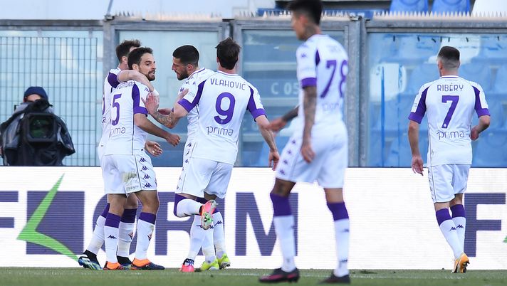 REGGIO NELL'EMILIA, ITALY - APRIL 17: Giacomo Bonaventura of ACF Fiorentina  celebrates with teammates after scoring their team's first goal  during the Serie A match between US Sassuolo  and ACF Fiorentina at Mapei Stadium - Citta del Tricolore on April 17, 2021 in Reggio nell'Emilia, Italy. Sporting stadiums around Italy remain under strict restrictions due to the Coronavirus Pandemic as Government social distancing laws prohibit fans inside venues resulting in games being played behind closed doors. (Photo by Alessandro Sabattini/Getty Images) 