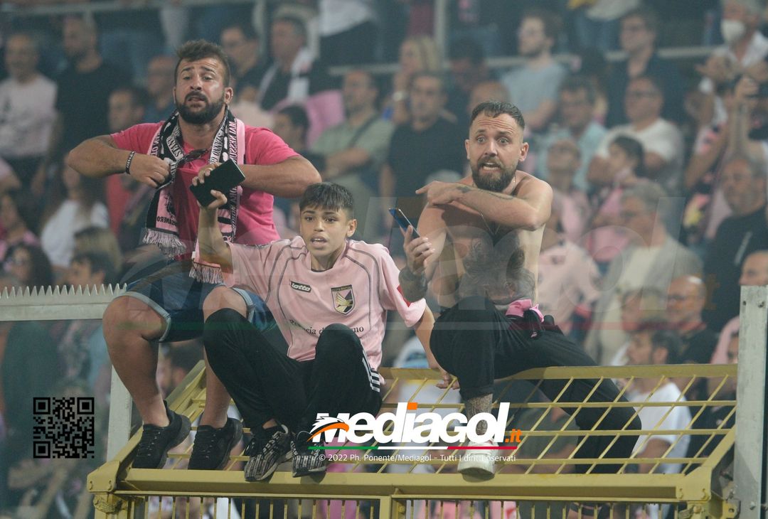 Fototifo, facce da Serie B. I tifosi allo stadio per Palermo-Padova 1-0 - immagine 145
