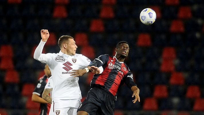 BOLOGNA, ITALY - APRIL 21: Adama Soumaoro of Bologna FC wins a header during the Serie A match between Bologna FC and Torino FC at Stadio Renato Dall'Ara on April 21, 2021 in Bologna, Italy. (Photo by Mario Carlini / Iguana Press/Getty Images) 
