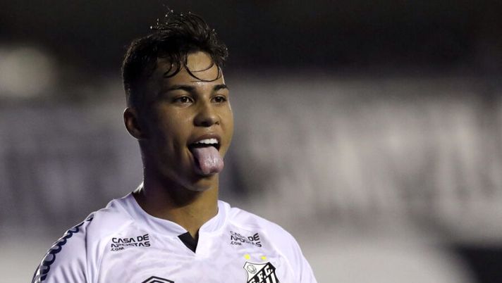 SANTOS, BRAZIL - DECEMBER 16: Kaio Jorge of Santos celebrates after scoring the third goal of his team during a quarter final second leg match between Santos and Gremio as part of Copa CONMEBOL Libertadores 2020 at Urbano Caldeira Stadium (Vila Belmiro) on December 16, 2020 in Santos, Brazil. (Photo by Amanda Perobelli-Pool/Getty Images) Kaio Jorge, spazio ridotto nella Juve: il ruolo con Allegri e la gestione all’asta - immagine 1