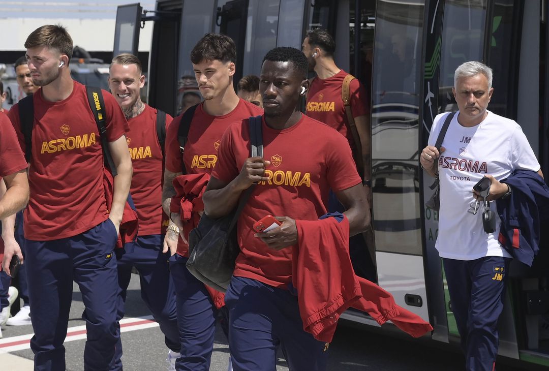Roma, la partenza per Budapest: domani la finale di Europa League – FOTO GALLERY - immagine 4
