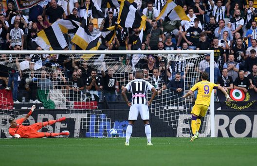 UDINE, ITALY - SEPTEMBER 26: Dusan Vlahovic of ACF Fiorentina scores the opening goal during the Serie A match between Udinese Calcio and ACF Fiorentina at Dacia Arena on September 26, 2021 in Udine, Italy. (Photo by Alessandro Sabattini/Getty Images) UDINE, ITALY - SEPTEMBER 26: Dusan Vlahovic of ACF Fiorentina scores the opening goal during the Serie A match between Udinese Calcio and ACF Fiorentina at Dacia Arena on September 26, 2021 in Udine, Italy. (Photo by Alessandro Sabattini/Getty Images)