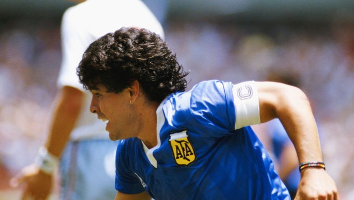 MEXICO CITY, MEXICO - JUNE 22: Diego Maradona of Argentina turns to celebrate after scoring the first goal as England defender Gary Stevens looks towards the linesman during the FIFA 1986 World Cup match between Argentina and England at the Azteca Stadium in Mexico City, Mexico on June 22, 1986, the goal was later to be known as 'The Hand of God'. (Photo by Mike King/Allsport/Getty Images) Extra Lazio – Battuto ogni record per la maglia di Maradona! - immagine 1