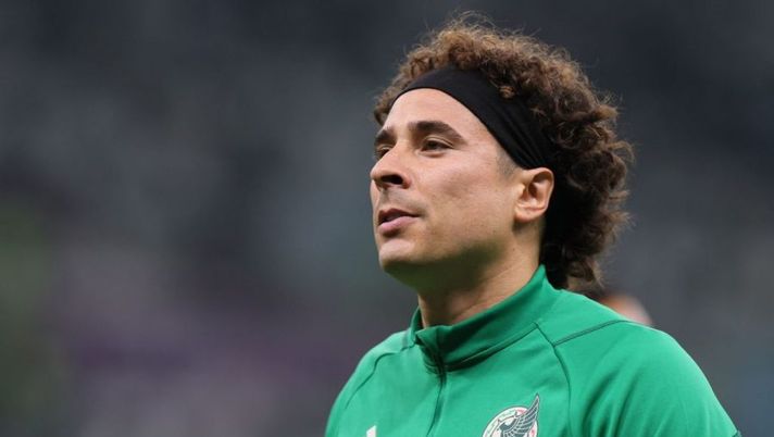Mexico's goalkeeper #13 Guillermo Ochoa warms up ahead of the Qatar 2022 World Cup Group C football match between Saudi Arabia and Mexico at the Lusail Stadium in Lusail, north of Doha on November 30, 2022. (Photo by KARIM JAAFAR / AFP) (Photo by KARIM JAAFAR/AFP via Getty Images) Ochoa-Salernitana, tutto sul contratto: cifre e condizioni per il rinnovo automatico - immagine 1