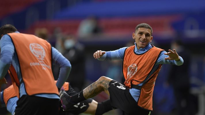 BRASILIA, BRAZIL - JUNE 18: Lucas Torreira of Uruguay warms up prior to a group A match between Argentina and Chile as part of Conmebol Copa America Brazil 2021 at Mane Garrincha Stadium on June 18, 2021 in Brasilia, Brazil. (Photo by Pedro Vilela/Getty Images) 