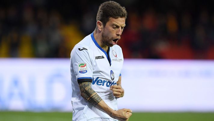 BENEVENTO, ITALY - APRIL 18:  Papu Gomez of Atalanta BC celebrates after scoring the 0-3 goal during the serie A match between Benevento Calcio and Atalanta BC at Stadio Ciro Vigorito on April 18, 2018 in Benevento, Italy.  (Photo by Francesco Pecoraro/Getty Images) 