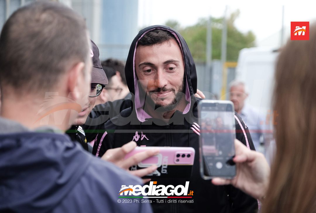 FOTO Cagliari-Palermo, i Rosanero in partenza dal “Renzo Barbera” (GALLERY) - immagine 24