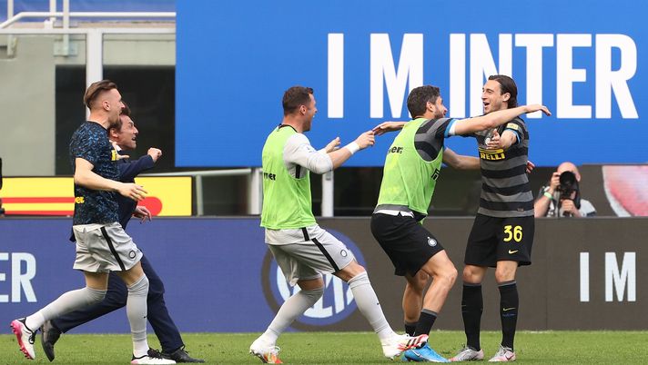 MILAN, ITALY - APRIL 25: Matteo Darmian (R) of FC Internazionale celebrates with team mates and Antonio Conte (2nd L), Head Coach of FC Internazionale after scoring the opening goal during the Serie A match between FC Internazionale and Hellas Verona FC at Stadio Giuseppe Meazza on April 25, 2021 in Milan, Italy. Sporting stadiums around Italy remain under strict restrictions due to the Coronavirus Pandemic as Government social distancing laws prohibit fans inside venues resulting in games being played behind closed doors. (Photo by Marco Luzzani/Getty Images) MILAN, ITALY - APRIL 25: Matteo Darmian (R) of FC Internazionale celebrates with team mates and Antonio Conte (2nd L), Head Coach of FC Internazionale after scoring the opening goal during the Serie A match between FC Internazionale and Hellas Verona FC at Stadio Giuseppe Meazza on April 25, 2021 in Milan, Italy. Sporting stadiums around Italy remain under strict restrictions due to the Coronavirus Pandemic as Government social distancing laws prohibit fans inside venues resulting in games being played behind closed doors. (Photo by Marco Luzzani/Getty Images)
