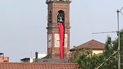 Scherzo da derby al parroco interista di Vimercate: striscione rossonero sul campanile…