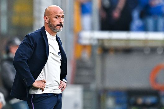 GENOA, ITALY - MAY 16: Vincenzo Italiano head coach of Fiorentina looks on during the Serie A match between UC Sampdoria and ACF Fiorentina at Stadio Luigi Ferraris on May 16, 2022 in Genoa, Italy. (Photo by Getty Images) Brovarone: “La reazione arriverà. Conferenza? Segno di compattezza”- immagine 2