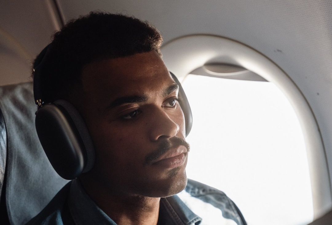 Anche Geolier sull'aereo degli azzurri diretti a Barcellona