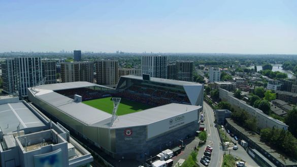 Vita dura per chi abita vicino allo stadio del Brentford: tifosi defecano davanti alle case- immagine 2