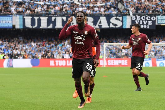 NAPLES, ITALY - APRIL 30: Boulaye Dia of Salernitana celebrates after scoring the 1-1 goal during the Serie A match between SSC Napoli and Salernitana at Stadio Diego Armando Maradona on April 30, 2023 in Naples, Italy. (Photo by Francesco Pecoraro/Getty Images)