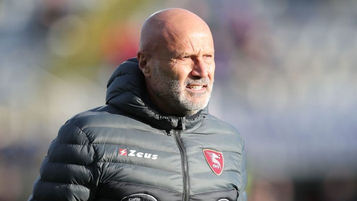FLORENCE, ITALY - DECEMBER 11: Stefano Colantuono manager of US Salernitna looks on during the Serie A match between ACF Fiorentina and US Salernitana at Stadio Artemio Franchi on December 11, 2021 in Florence, Italy. (Photo by Gabriele Maltinti/Getty Images) Salernitana, accolto il ricorso: cancellato lo 0-3 a tavolino con l’Udinese - immagine 1