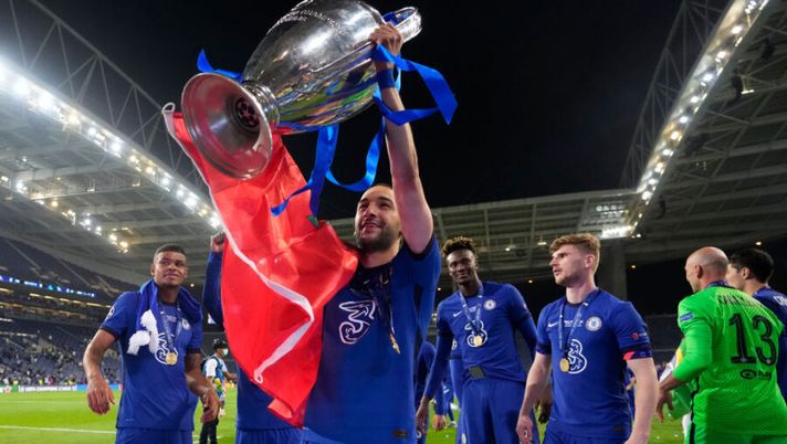 PORTO, PORTUGAL - MAY 29: Hakim Ziyech of Chelsea celebrates with the Champions League Trophy following their team's victory in the UEFA Champions League Final between Manchester City and Chelsea FC at Estadio do Dragao on May 29, 2021 in Porto, Portugal. (Photo by Manu Fernandez - Pool/Getty Images) Milan, la Gazzetta: “Ziyech non è assolutamente sfumato, anzi. E in fascia a destra…” - immagine 1