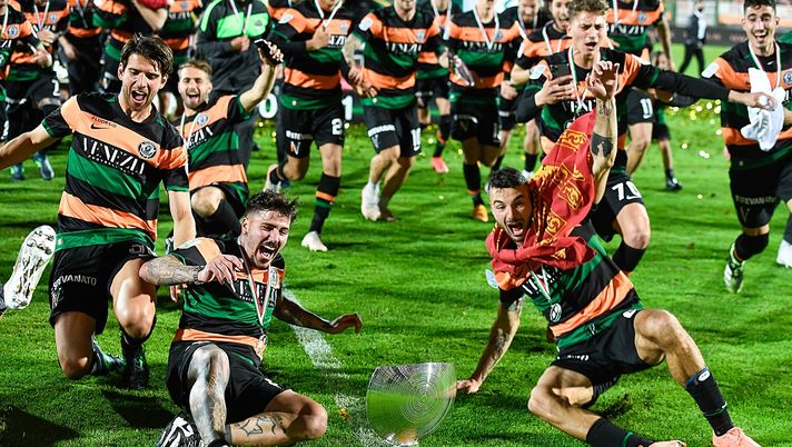 VENICE, ITALY - MAY 27: Players Venezia FC  celebrate being promoted to Serie A after the Serie B Playoffs Final match between Venezia FC and AS Cittadella at Stadio Pier Luigi Penzo on May 27, 2021 in Venice, Italy. (Photo by Nicolo Zangirolami/Getty Images) 