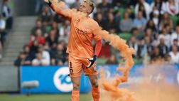 Sospeso il derby di Melbourne: secchiata in faccia, portiere in ospedale