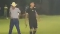 Arbitro contestato dal pubblico tira fuori una pistola e spara (VIDEO)