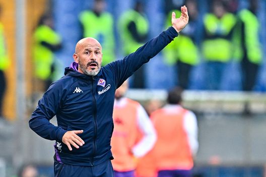 GENOA, ITALY - NOVEMBER 06: Vincenzo Italiano head coach of Fiorentina reacts during the Serie A match between UC Sampdoria and ACF Fiorentina at Stadio Luigi Ferraris on November 6, 2022 in Genoa, Italy. (Photo by Simone Arveda/Getty Images) Tante partite e pochi allenamenti: Italiano vuole sfruttare la sosta- immagine 2