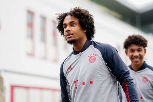 MUNICH, GERMANY - NOVEMBER 24: In this handout image provided by FC Bayern Muenchen arrives Joshua Zirkzee for a training session at Bayern's training ground Säbener Strasse ahead of the UEFA Champions League Group A stage match between FC Bayern Muenchen and RB Salzburg at Allianz Arena on November 24, 2020 in Munich, Germany. (Photo by Handout/FC Bayern via Getty Images) Zirkzee e quel destino che lo lega a…Lukaku: “Quando è andato via dall’Everton, io potevo arrivare al suo posto” - immagine 1