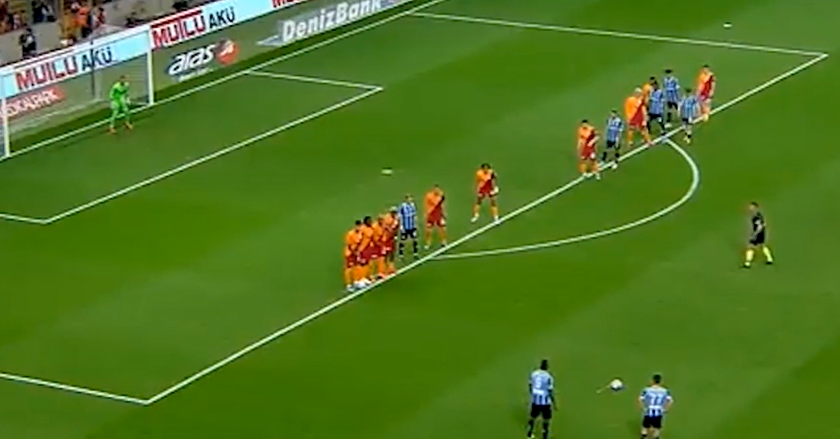 VIDEO Balotelli, Super Mario si prende la scena: gol su punizione al Galatasaray